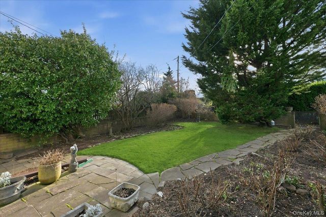 40 Franklin Court, Garden City, NY 11530