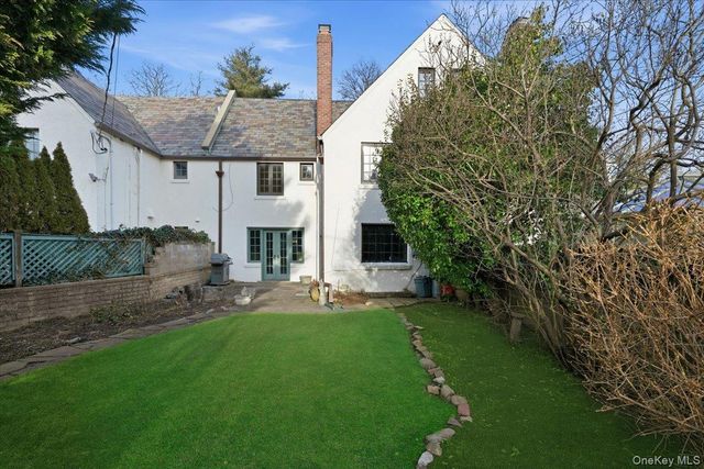 40 Franklin Court, Garden City, NY 11530