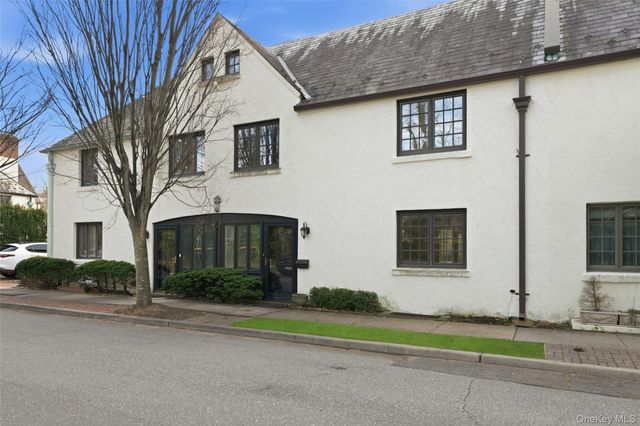 40 Franklin Court, Garden City, NY 11530