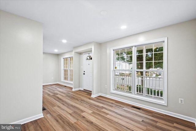 12 LAKESIDE DR, Stafford, VA 22554