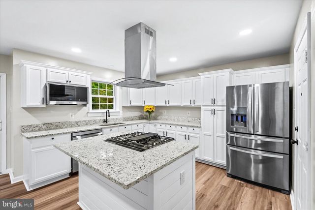 12 LAKESIDE DR, Stafford, VA 22554