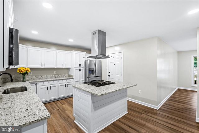 12 LAKESIDE DR, Stafford, VA 22554