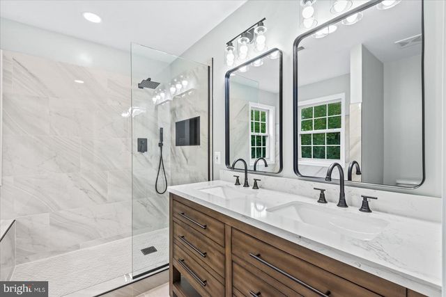 12 LAKESIDE DR, Stafford, VA 22554