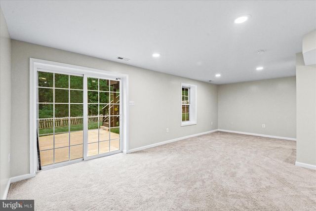 12 LAKESIDE DR, Stafford, VA 22554