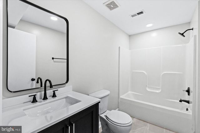 12 LAKESIDE DR, Stafford, VA 22554