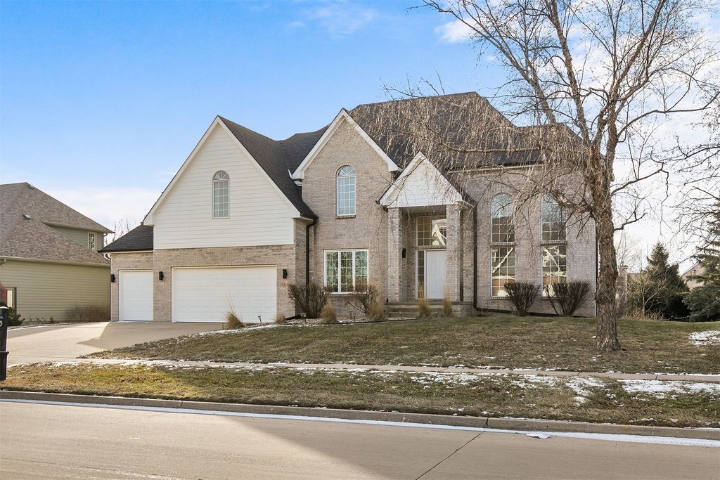 5830 Coachlight Court, West Des Moines, IA 50266