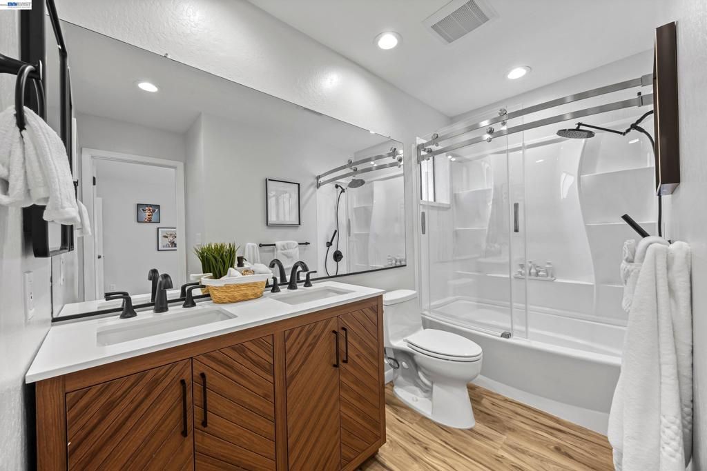 Image 28 of property listing at 328 S Eagle Nest Ln, Danville, CA 94506