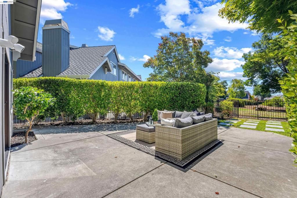 Image 32 of property listing at 328 S Eagle Nest Ln, Danville, CA 94506