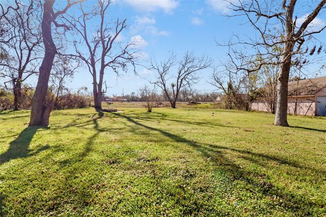 238 Sleepy Hollow Drive, Lake Jackson, TX 77566