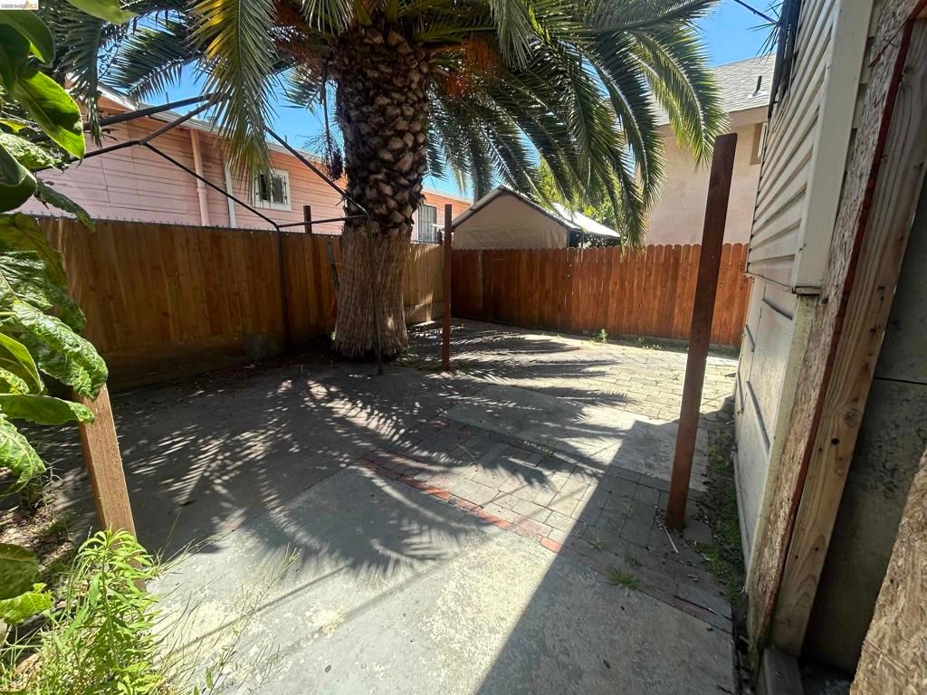 Image 15 of property listing at 2606 E 20Th St, Oakland, CA 94601