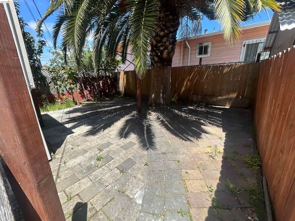 Image 16 of property listing at 2606 E 20Th St, Oakland, CA 94601