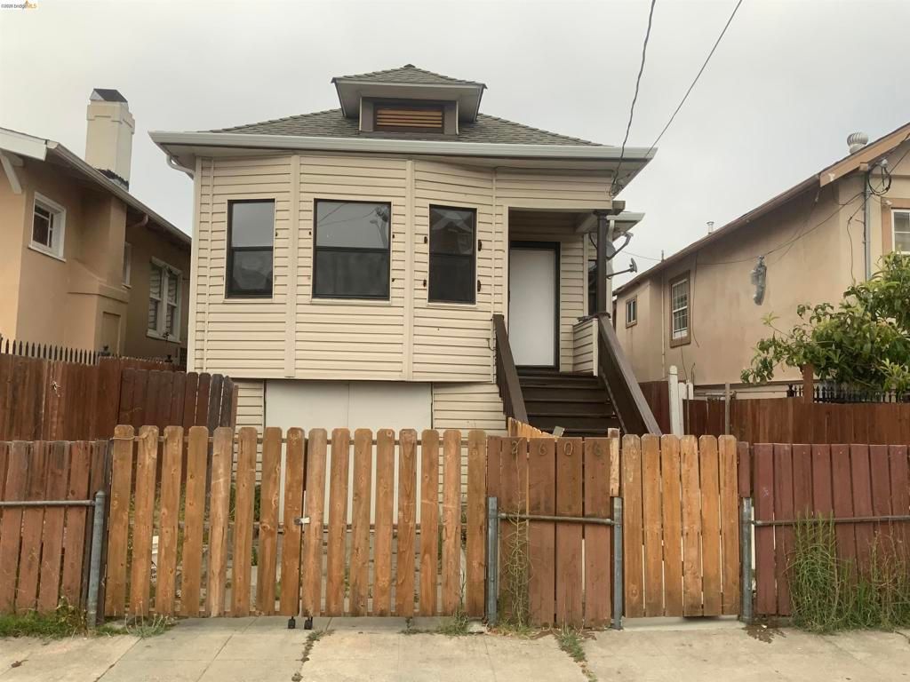 Image 2 of property listing at 2606 E 20Th St, Oakland, CA 94601