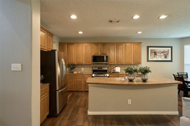 70 N Spinning Wheel Circle, The Woodlands, TX 77382