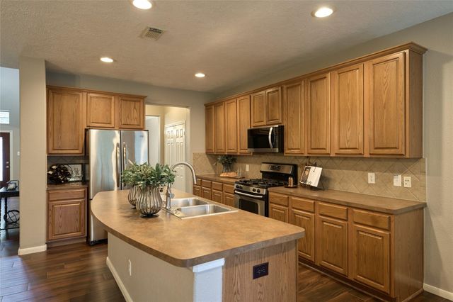 70 N Spinning Wheel Circle, The Woodlands, TX 77382
