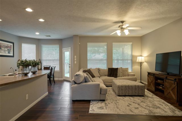 70 N Spinning Wheel Circle, The Woodlands, TX 77382
