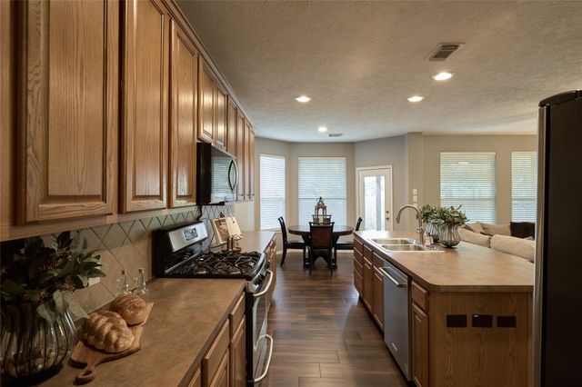 70 N Spinning Wheel Circle, The Woodlands, TX 77382