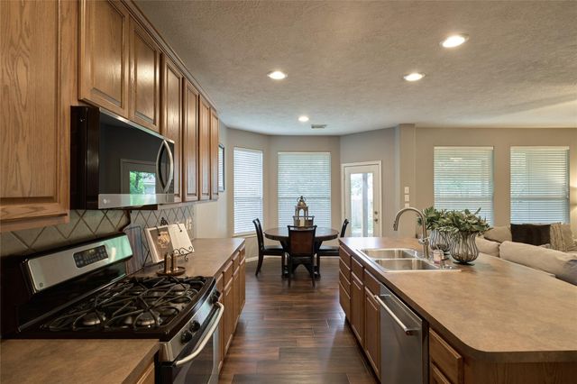 70 N Spinning Wheel Circle, The Woodlands, TX 77382