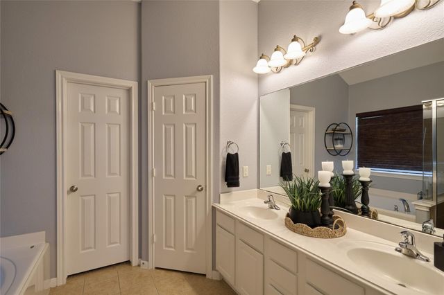 70 N Spinning Wheel Circle, The Woodlands, TX 77382