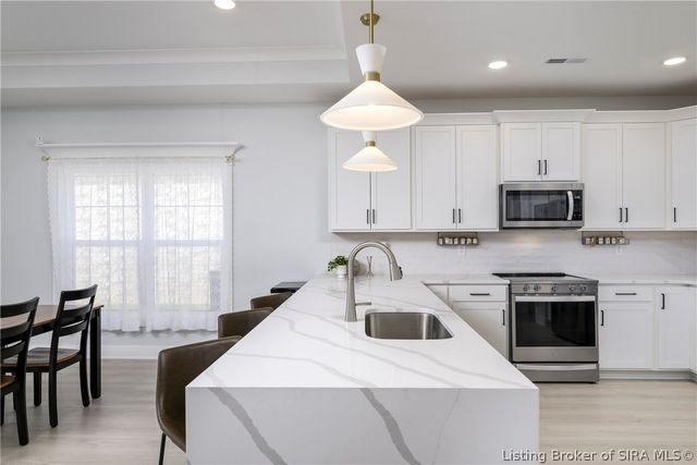 1707 Greenbrier Place, Henryville, IN 47126