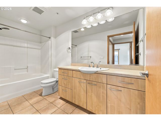 400 W 8TH St 207, Vancouver, WA 98660