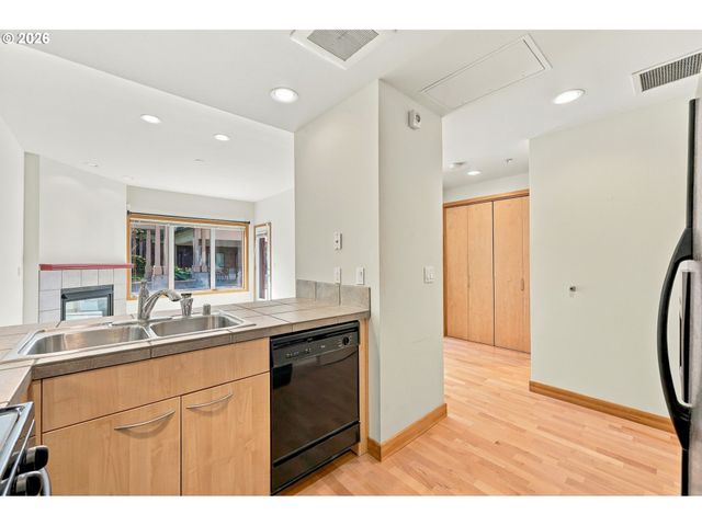 400 W 8TH St 207, Vancouver, WA 98660