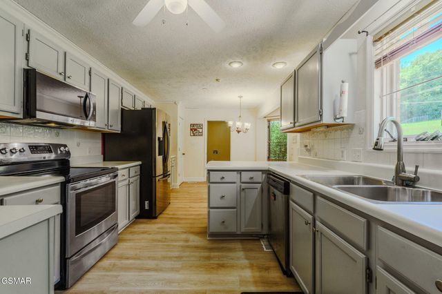 940 Hilltop Lane, Kodak, TN 37764