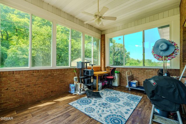 940 Hilltop Lane, Kodak, TN 37764
