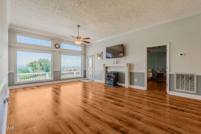 940 Hilltop Lane, Kodak, TN 37764