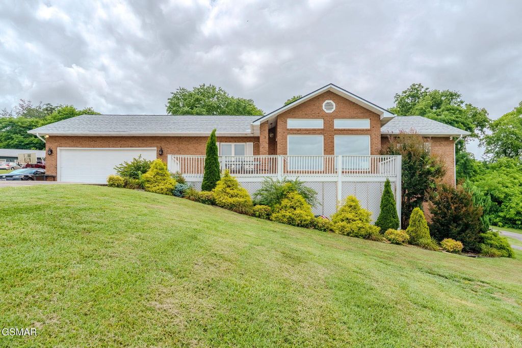 940 Hilltop Lane, Kodak, TN 37764