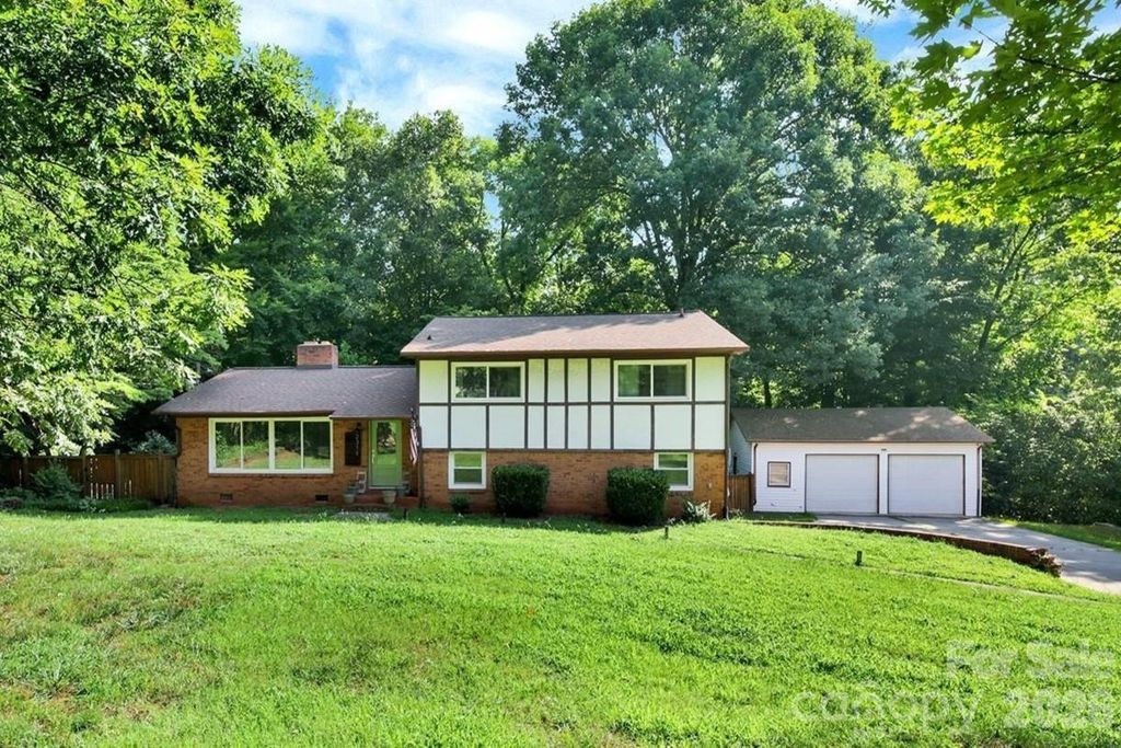 2311 Laurelwood Circle, Charlotte, NC 28214
