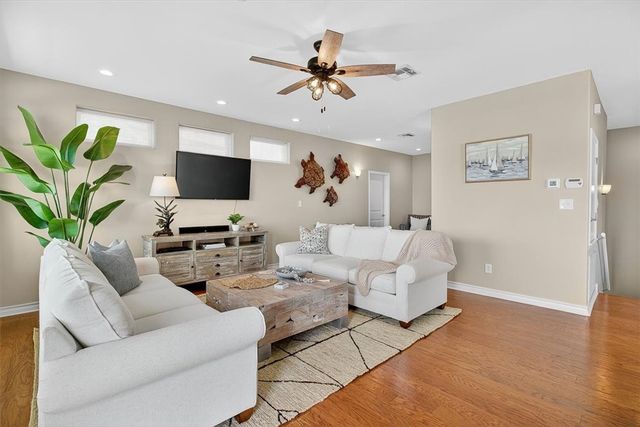 853 Oceanside Dr, Port Aransas, TX 78373