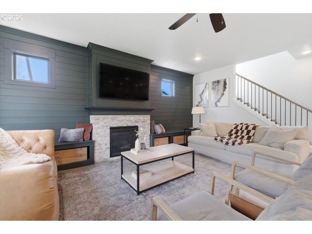 12450 SHENANDOAH Dr, Oregon City, OR 97045
