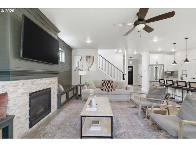 12450 SHENANDOAH Dr, Oregon City, OR 97045