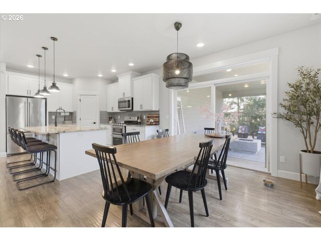 12450 SHENANDOAH Dr, Oregon City, OR 97045