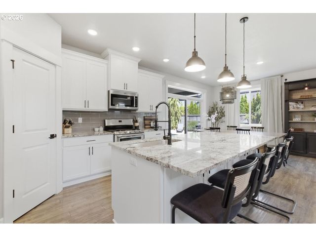12450 SHENANDOAH Dr, Oregon City, OR 97045