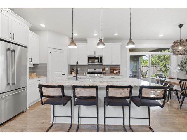 12450 SHENANDOAH Dr, Oregon City, OR 97045