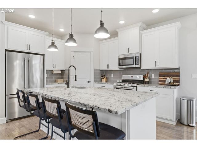 12450 SHENANDOAH Dr, Oregon City, OR 97045