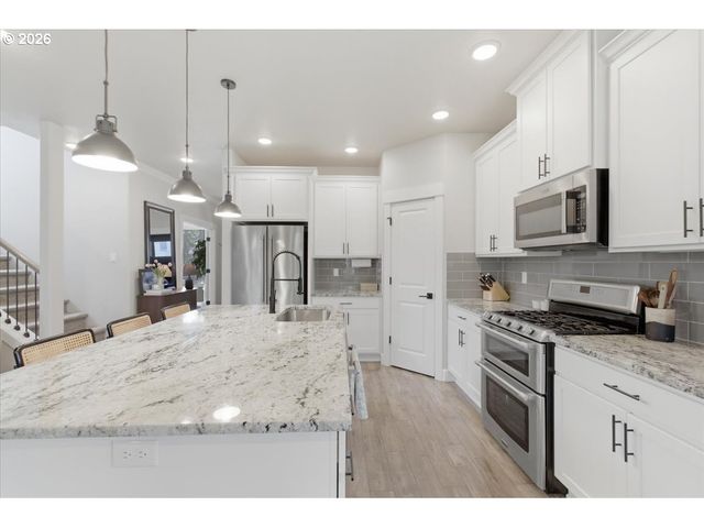 12450 SHENANDOAH Dr, Oregon City, OR 97045