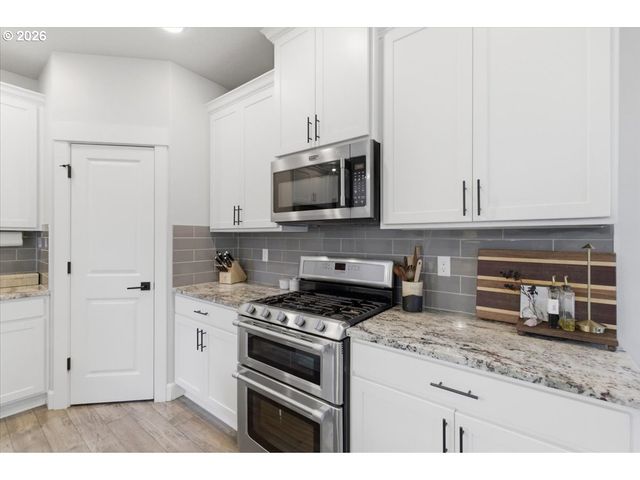 12450 SHENANDOAH Dr, Oregon City, OR 97045