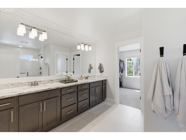 12450 SHENANDOAH Dr, Oregon City, OR 97045