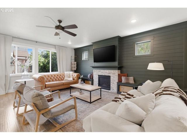 12450 SHENANDOAH Dr, Oregon City, OR 97045
