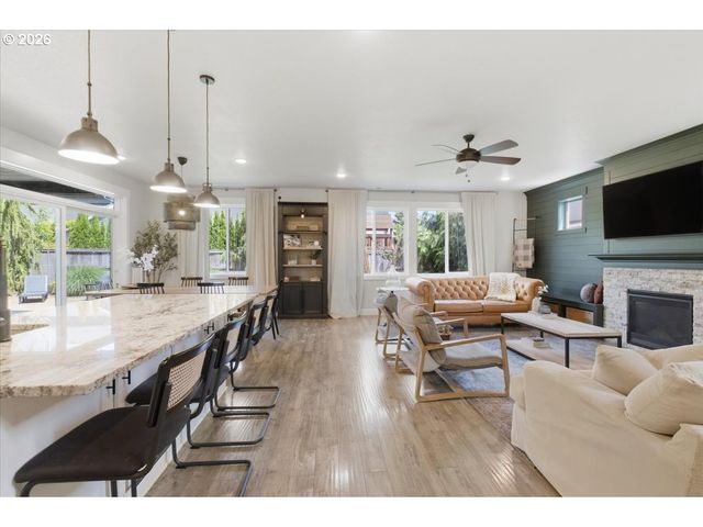 12450 SHENANDOAH Dr, Oregon City, OR 97045