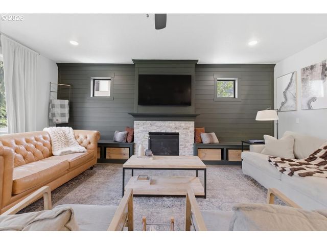 12450 SHENANDOAH Dr, Oregon City, OR 97045