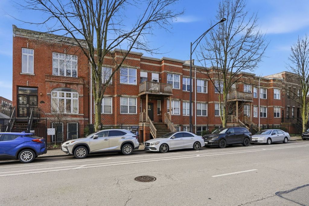 Image 2 of property listing at 2225 W Warren Boulevard A3, Chicago, IL 60612