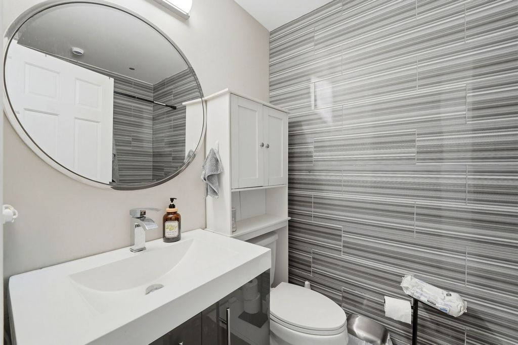 Image 11 of property listing at 2225 W Warren Boulevard A3, Chicago, IL 60612