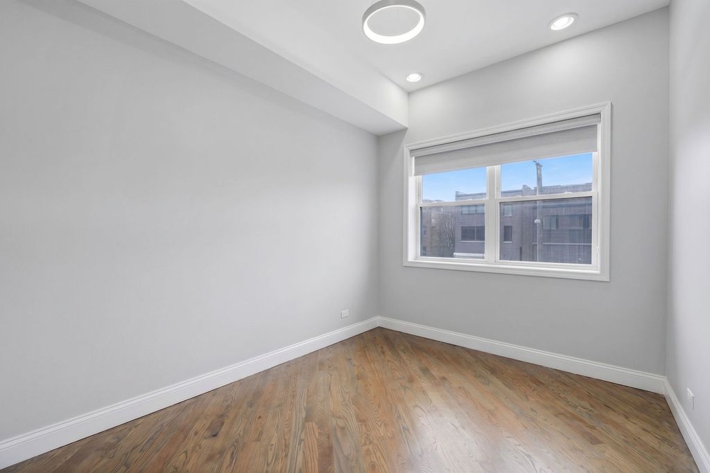 Image 12 of property listing at 2225 W Warren Boulevard A3, Chicago, IL 60612