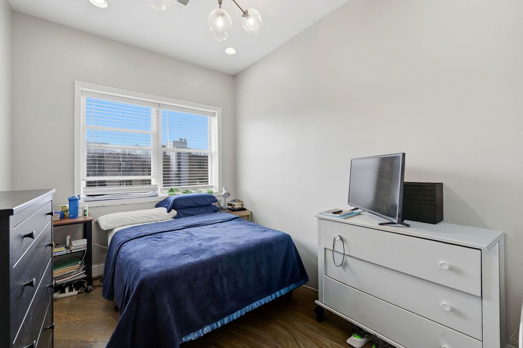 Image 13 of property listing at 2225 W Warren Boulevard A3, Chicago, IL 60612