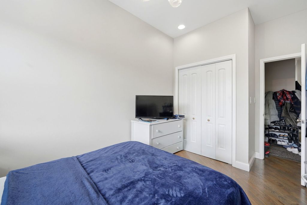 Image 14 of property listing at 2225 W Warren Boulevard A3, Chicago, IL 60612