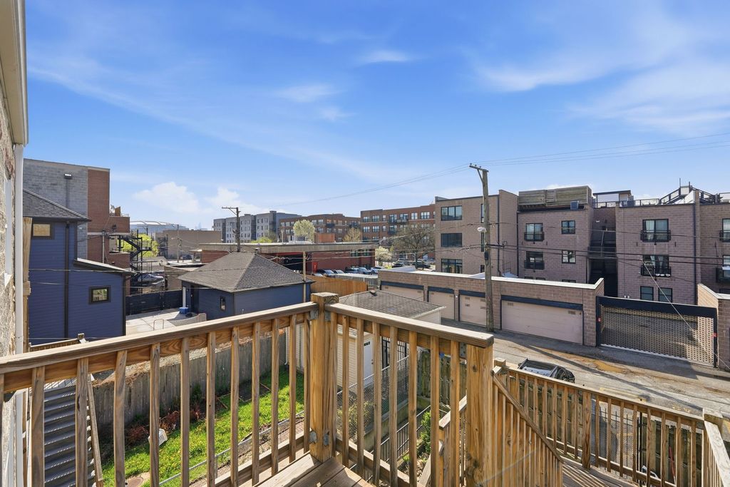 Image 15 of property listing at 2225 W Warren Boulevard A3, Chicago, IL 60612