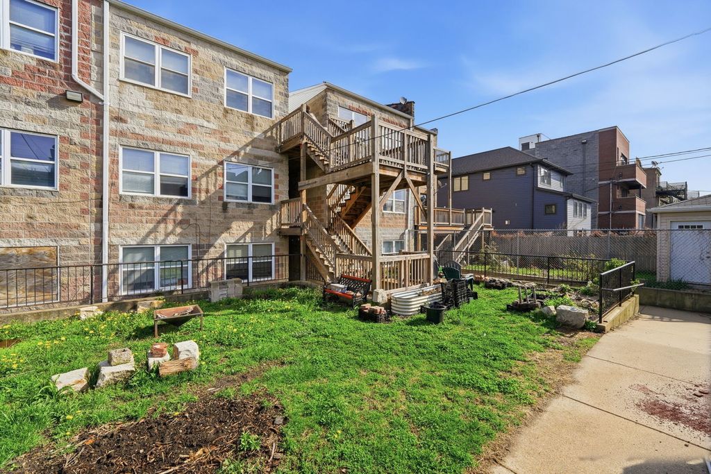 Image 16 of property listing at 2225 W Warren Boulevard A3, Chicago, IL 60612